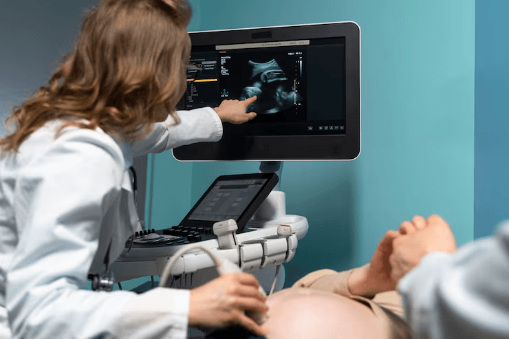 Médica realizando una ecografía en Alta Salud