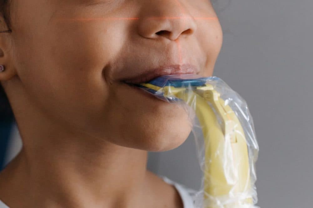 Niño realizando un examen de función respiratoria en Alta Salud